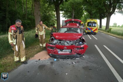 Gewonde nadat drie auto's botsen op Napoleonsweg in Ittervoort