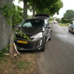 Auto botst tegen boom op Neelestraat in Stramproy