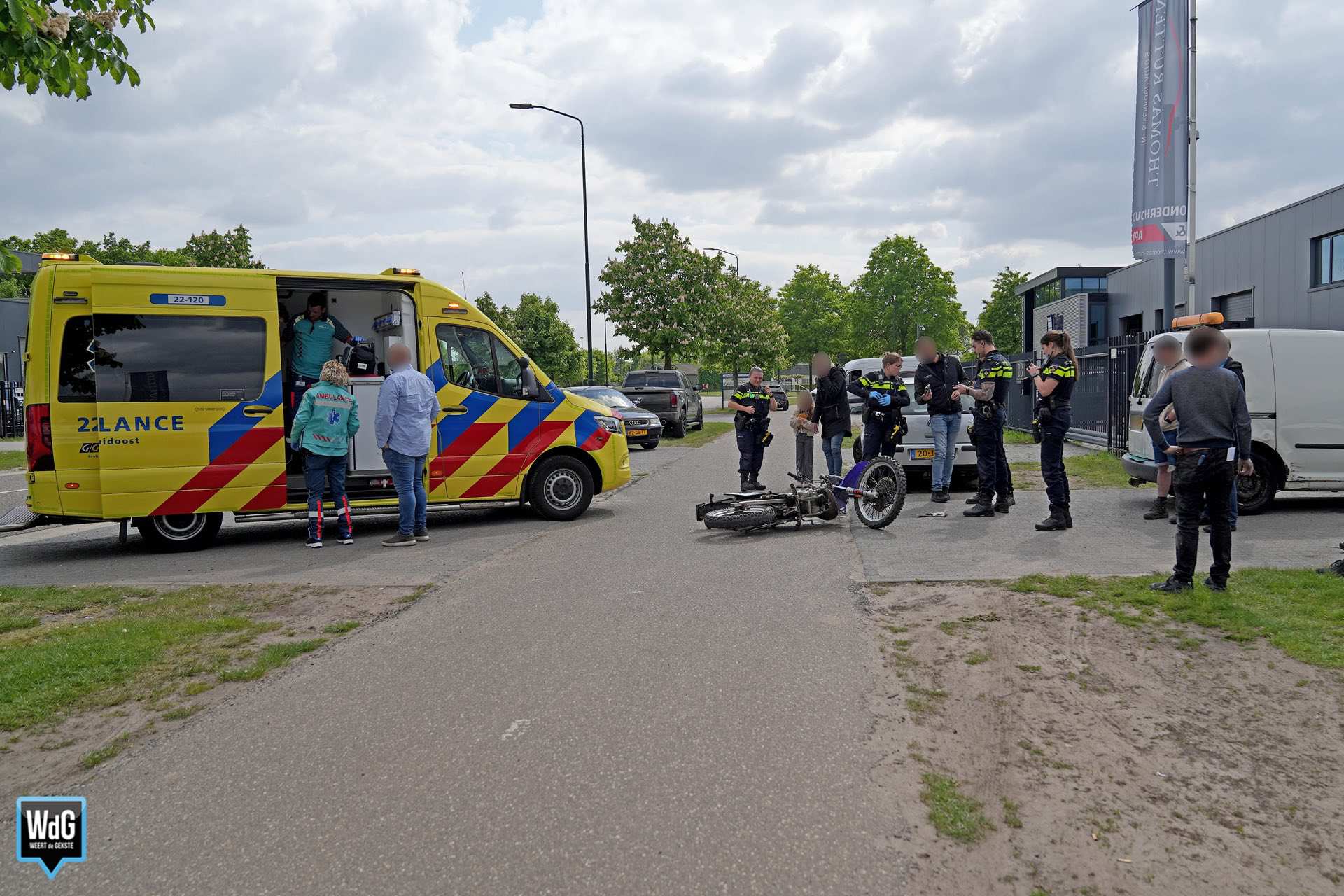 Brommer botst tegen bestelauto in Budel