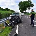 Auto botst achterop bakwagen op Venloseweg bij Ospel