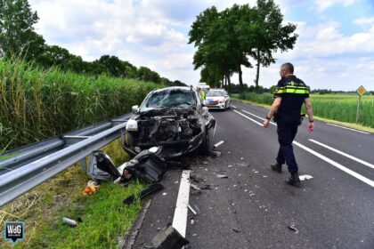 Auto botst achterop bakwagen op Venloseweg bij Ospel