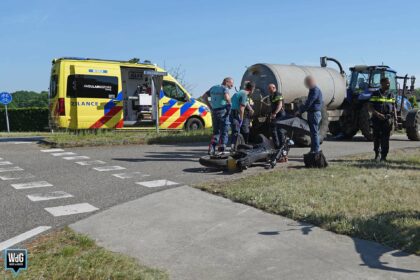 Brommer botst met tractor op Molenbrugweg in Swartbroek