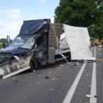 Bestelbus botst met vrachtwagen op Napoleonsweg in Ittervoort
