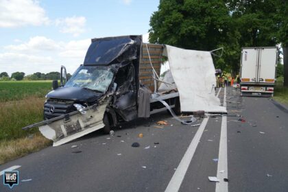 Bestelbus botst met vrachtwagen op Napoleonsweg in Ittervoort