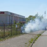 Struikgewas op Industriekade vat vlam tijdens wegbranden onkruid