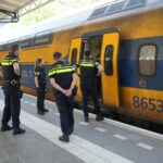 Politie haalt reiziger uit trein op station Weert