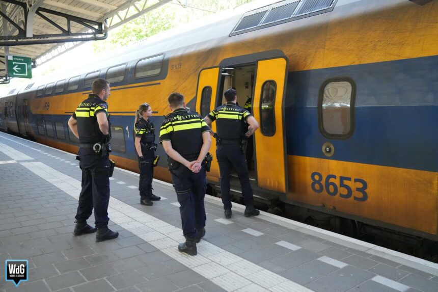 Politie haalt reiziger uit trein op station Weert