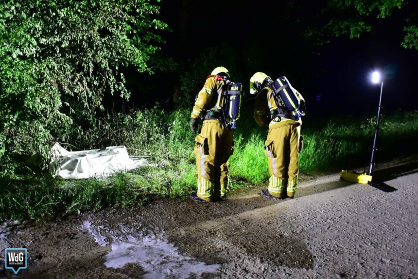 Gedumpte jerrycans in brand langs Kanaalweg bij Kelpen-Oler