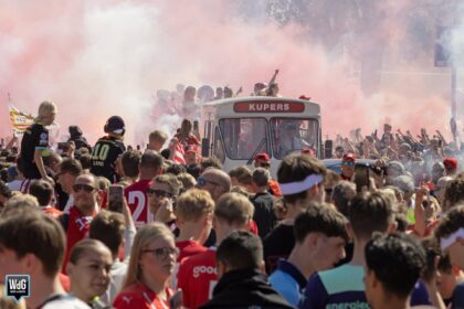 Cabrio-bus van Kupers tijdens huldiging PSV in Eindhoven