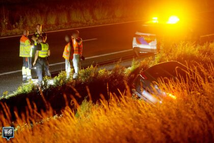 Auto belandt in greppel naast snelweg A2 bij Weert