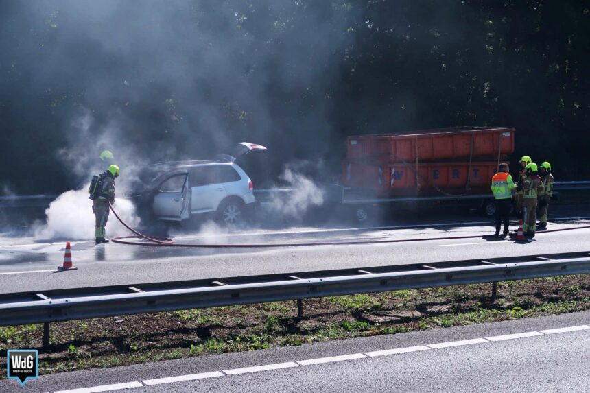 Snelweg dicht vanwege autobrand op A2 bij Grathem