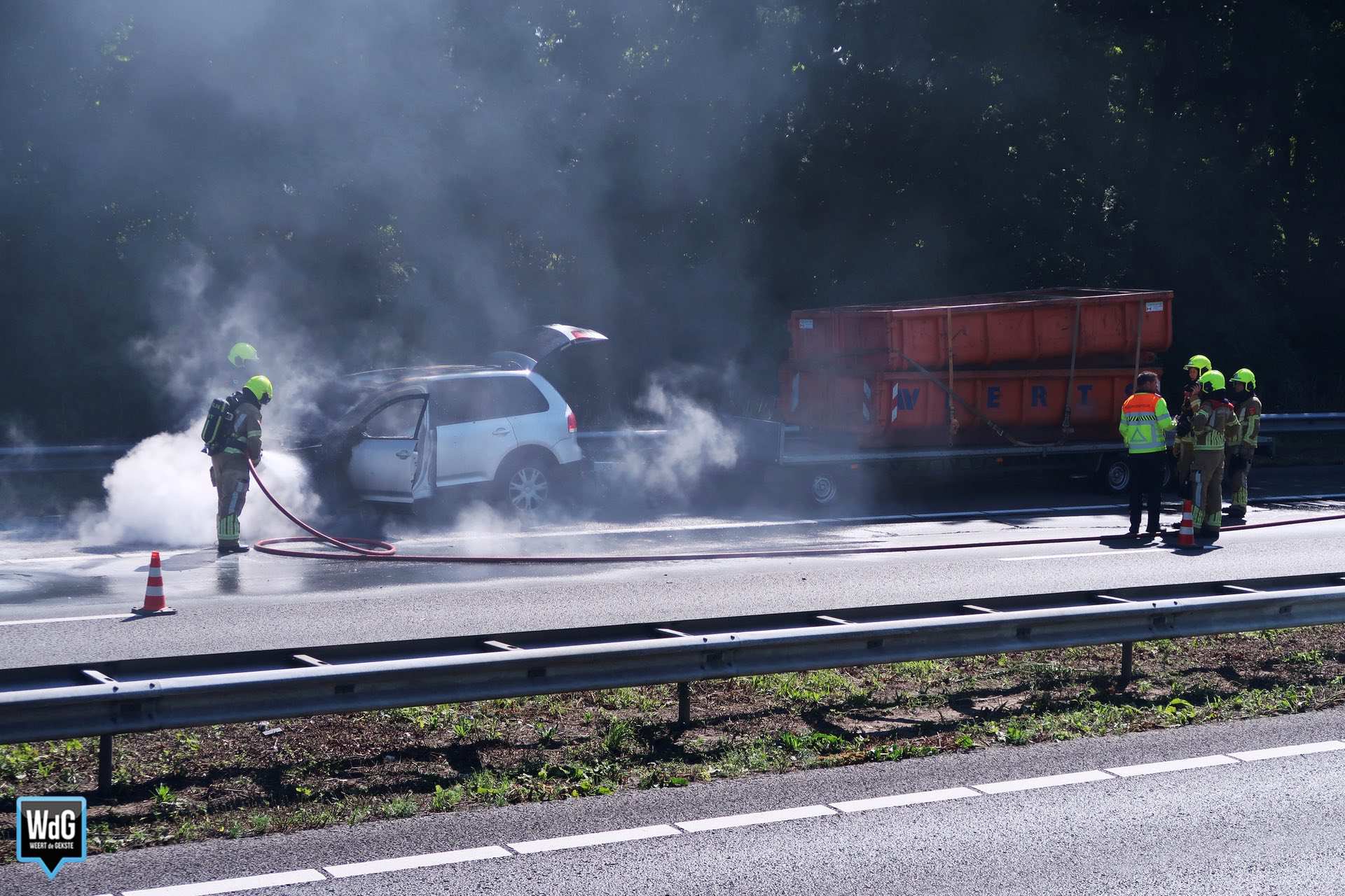 Snelweg dicht vanwege autobrand op A2 bij Grathem