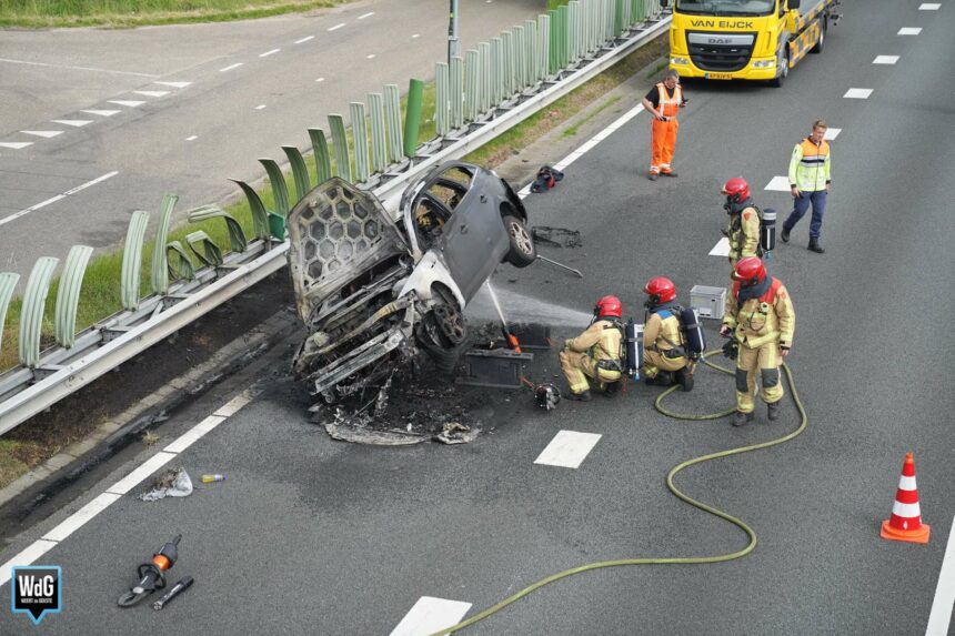 Auto vat vlam op snelweg A2 bij Maarheeze