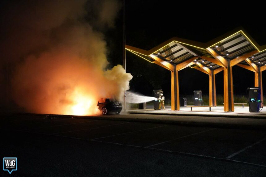 Autobrand op verzorgingsplaats Roevenpeel aan A2 in Weert