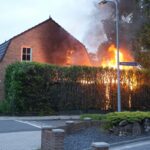 Schuurbrand slaat over naar woning op Keulerstraat