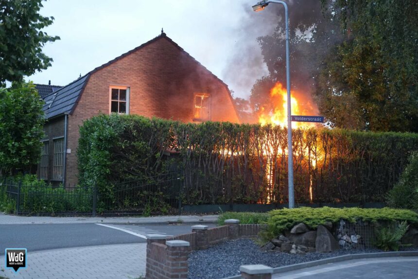 Schuurbrand slaat over naar woning op Keulerstraat