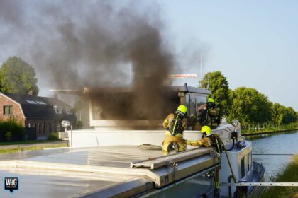 Rookontwikkeling op binnenvaartschip aan Industriekade in Weert
