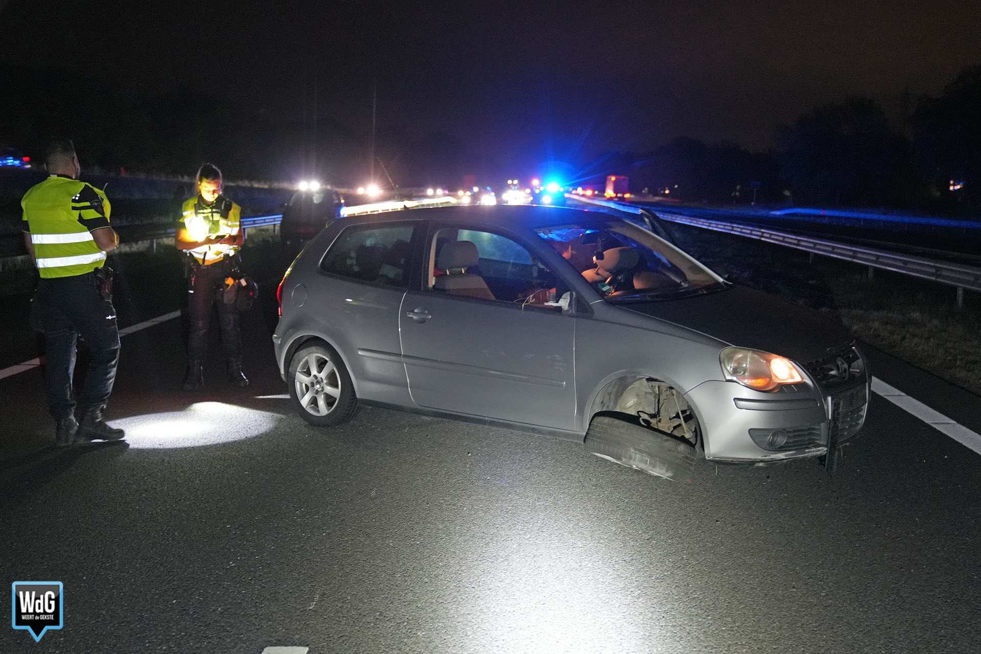 Auto dwars op snelweg na klapband op A2 bij Budel