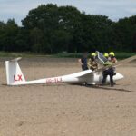 Zweefvliegtuig maakt noodlanding in akker langs A2 bij Nederweert