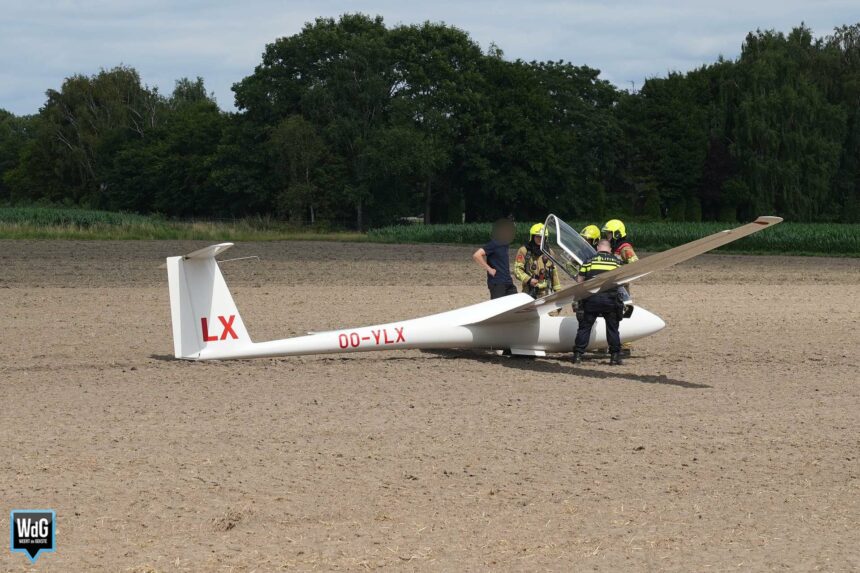 Zweefvliegtuig maakt noodlanding in akker langs A2 bij Nederweert