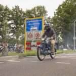 Oldtimers trekken veel bekijks bij start toertocht