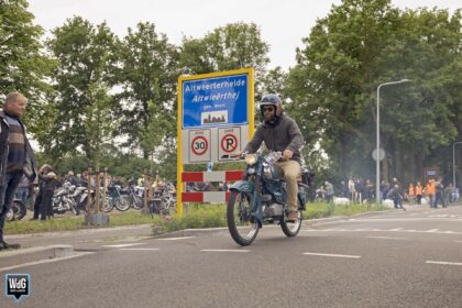 Oldtimers trekken veel bekijks bij start toertocht