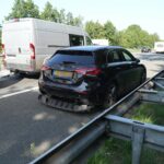 Bestelbus botst achterop auto op A2 bij Maarheeze