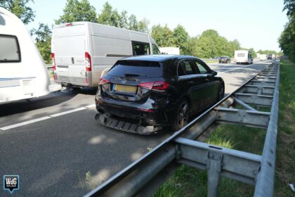 Bestelbus botst achterop auto op A2 bij Maarheeze