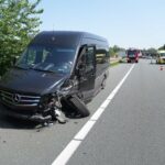 Auto en personenbusje botsen op A2 in Weert