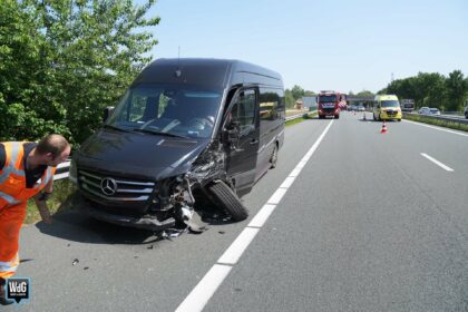 Auto en personenbusje botsen op A2 in Weert