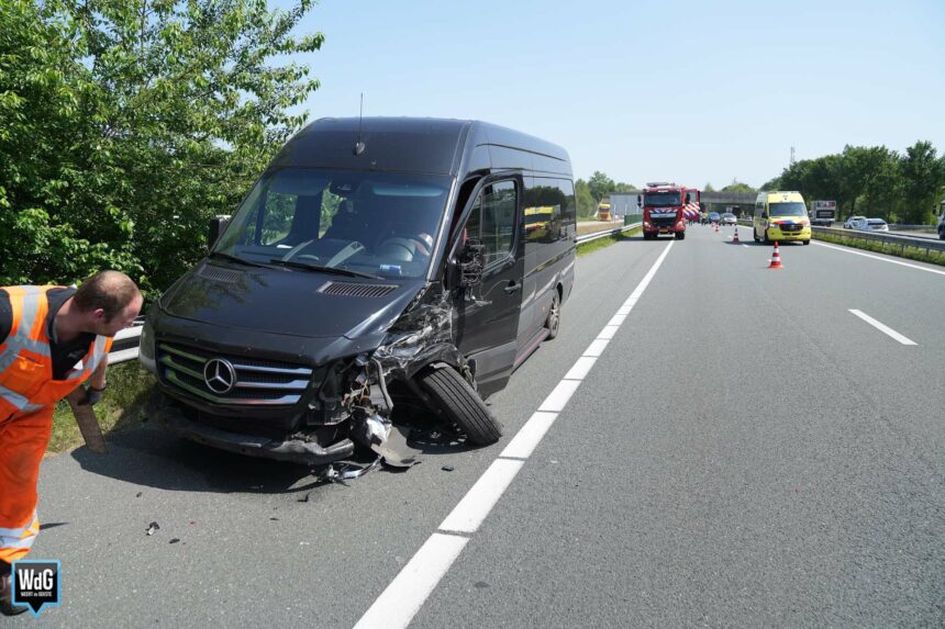 Auto en personenbusje botsen op A2 in Weert