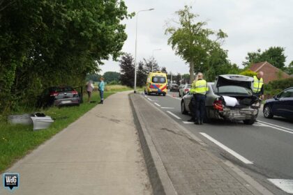 Auto in greppel na botsing op Frans Strouxstraat in Stramproy