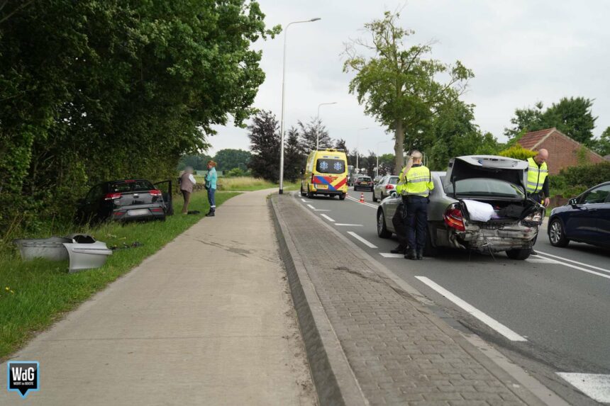Auto in greppel na botsing op Frans Strouxstraat in Stramproy