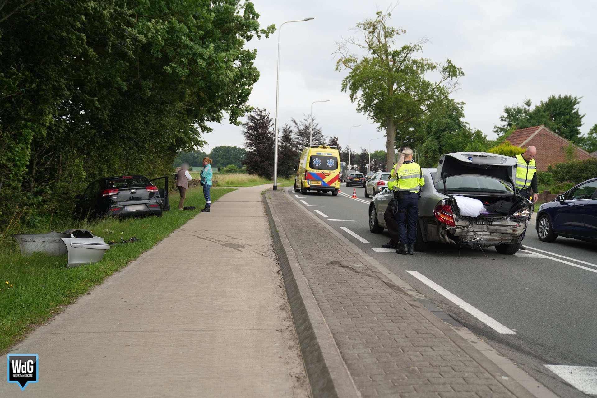 Auto in greppel na botsing op Frans Strouxstraat in Stramproy