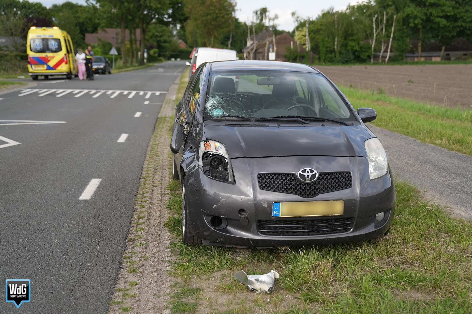 Auto en brommer botsen op T-splitsing in Maarheeze
