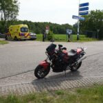 Botsing tussen auto en motor op kruising in Maarheeze