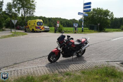 Botsing tussen auto en motor op kruising in Maarheeze