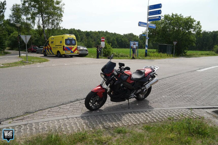 Botsing tussen auto en motor op kruising in Maarheeze