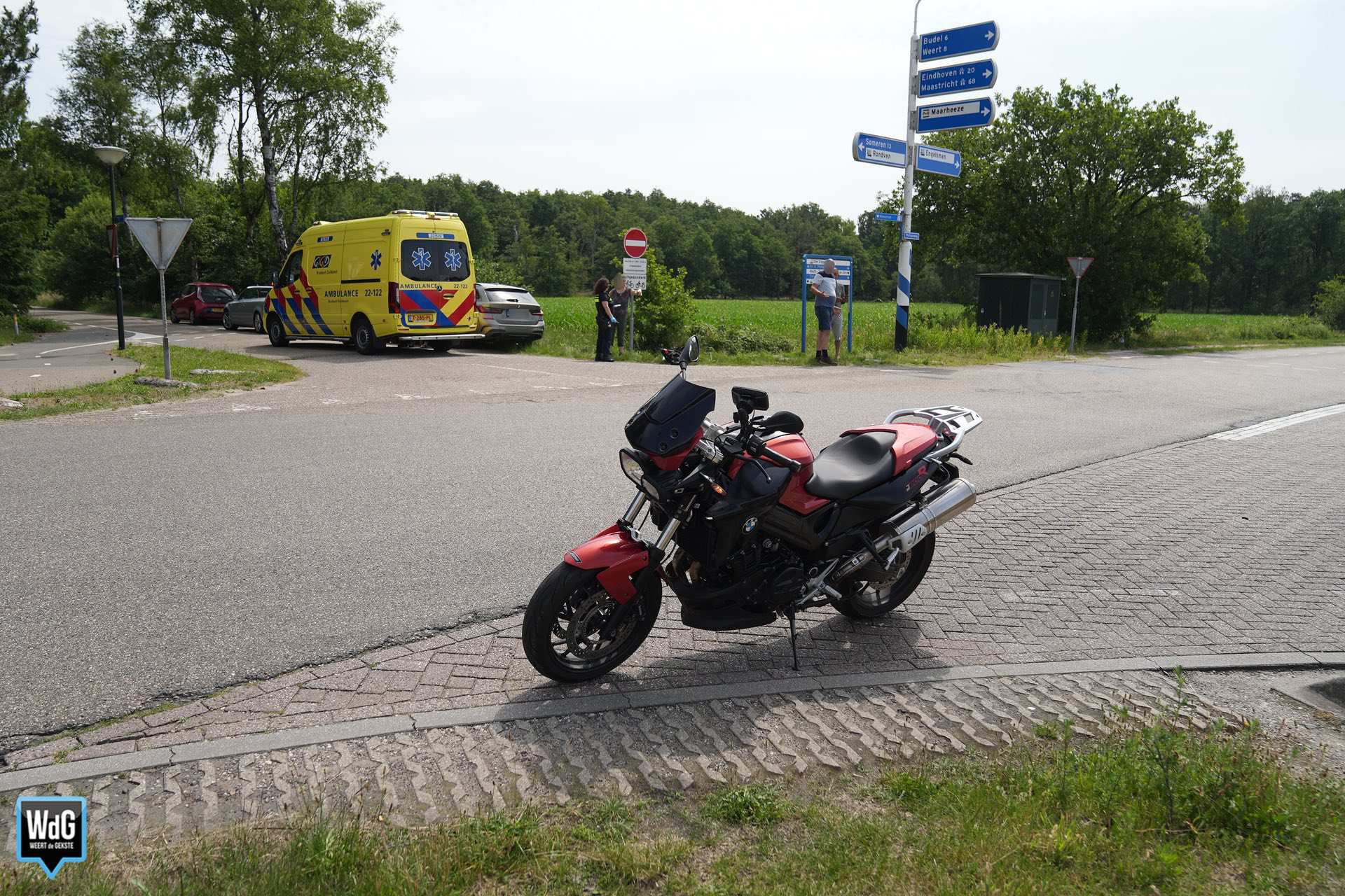 Botsing tussen auto en motor op kruising in Maarheeze