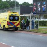 Auto en fietsster botsen op rotonde Maaslandlaan