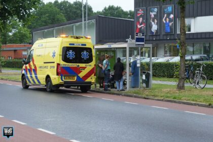 Auto en fietsster botsen op rotonde Maaslandlaan