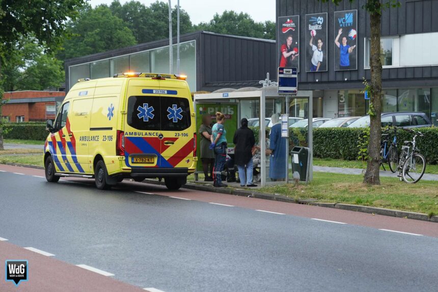 Auto en fietsster botsen op rotonde Maaslandlaan