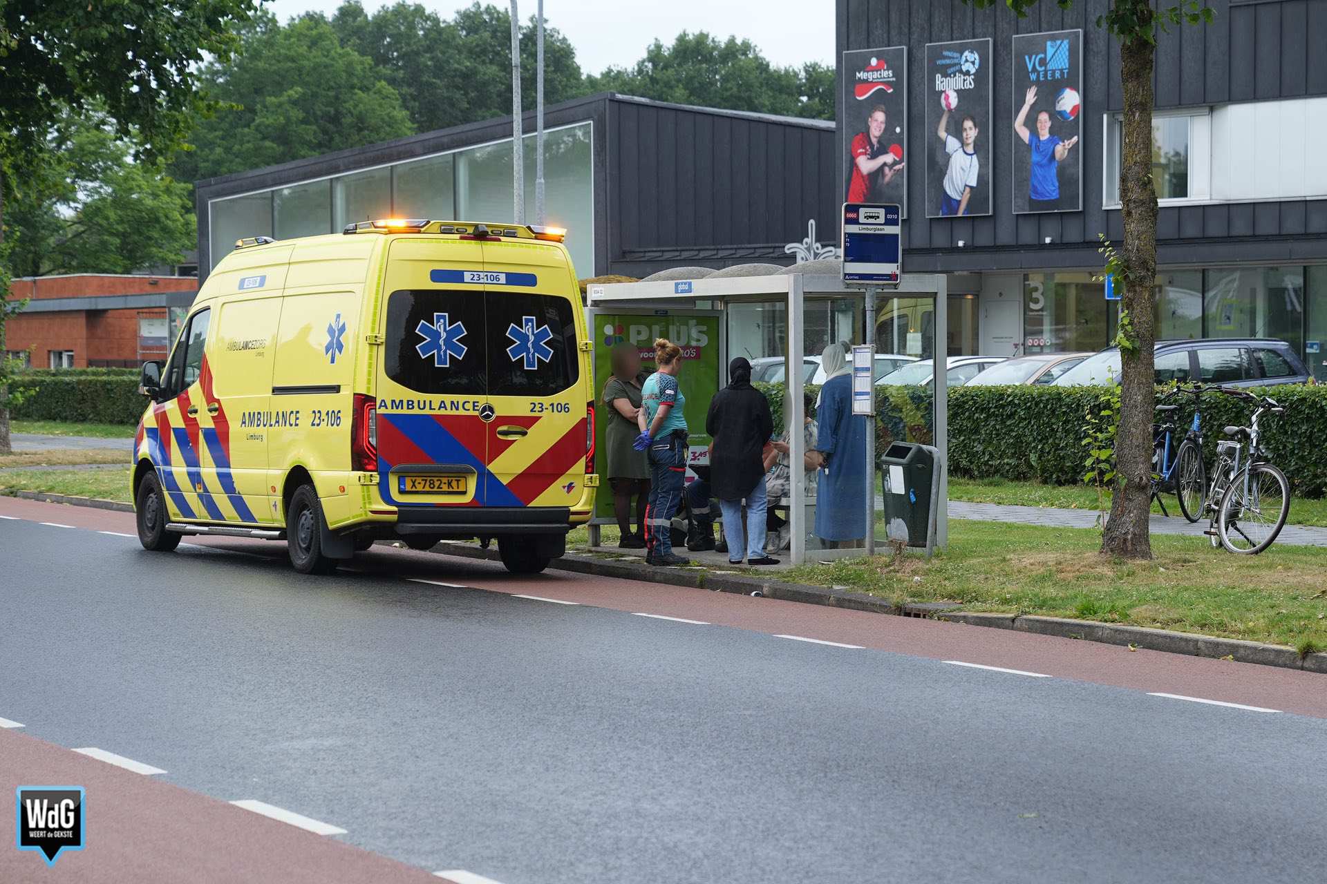 Auto en fietsster botsen op rotonde Maaslandlaan