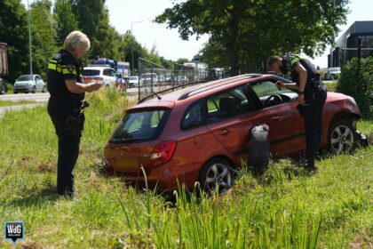Auto belandt in greppel naast N280 in Kelpen-Oler