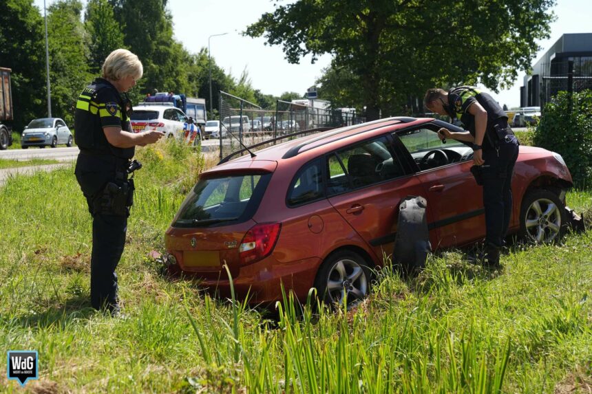 Auto belandt in greppel naast N280 in Kelpen-Oler