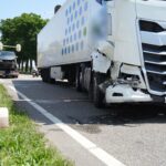 Bestelbus botst met vrachtwagen op Napoleonsweg in Ittervoort