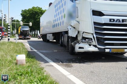 Bestelbus botst met vrachtwagen op Napoleonsweg in Ittervoort