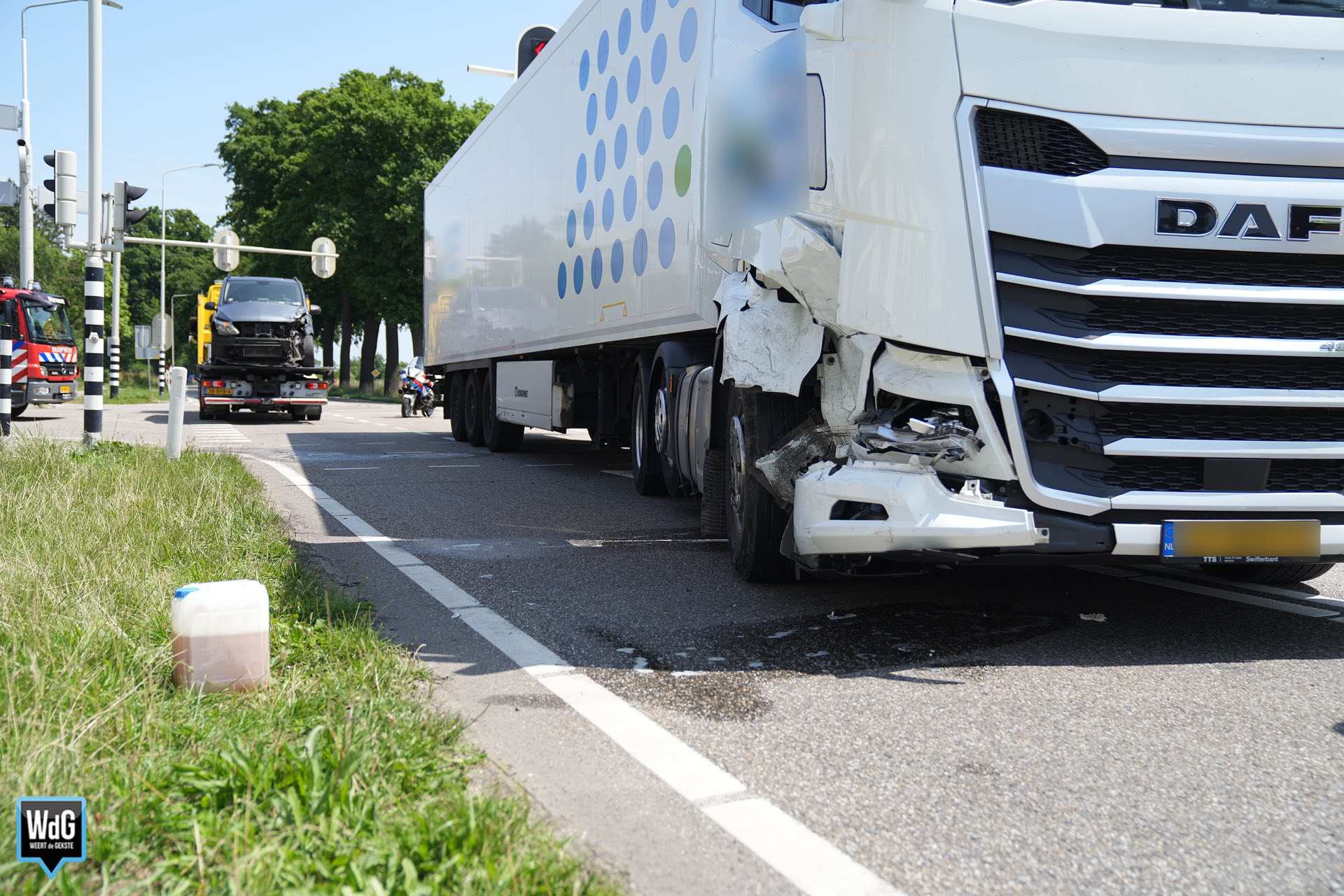 Bestelbus botst met vrachtwagen op Napoleonsweg in Ittervoort