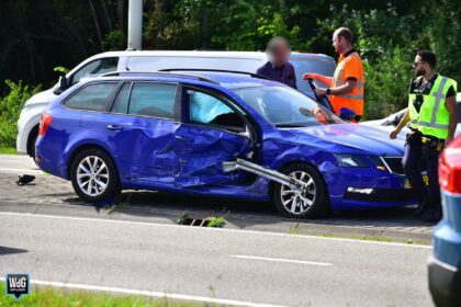 Auto en bestelbus botsten op kruising N275 in Nederweert