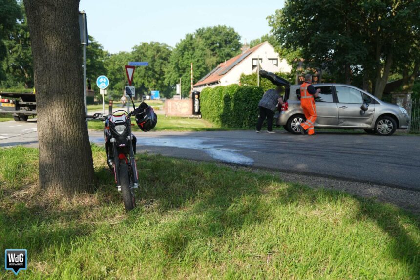 Auto botst met brommer op oversteek Napoleonsweg in Ittervoort